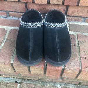 UGG women’s Tasman black ( size 8) slippers.